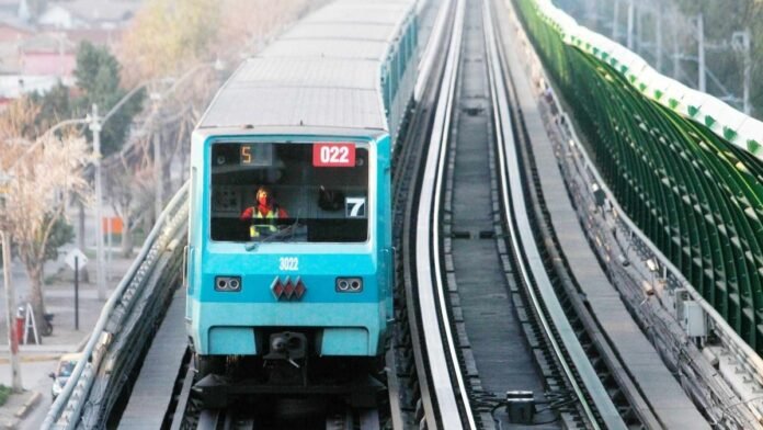 Metro-Santiago-normaliza-frecuencia