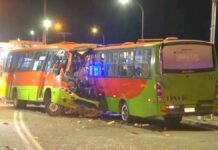 Choque frontal de dos micros deja a ambos conductores fallecidos y 21 lesionados en Valparaíso